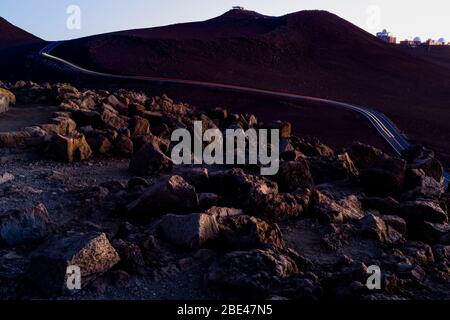 Lichtwege auf der Straße und Astronomie-Observatorium Strukturen auf dem Ost Maui Vulkan (Haleakala); Maui, Hawaii, Vereinigte Staaten von Amerika Stockfoto