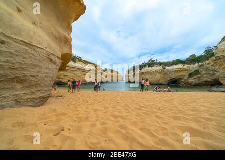 Victoria Australien - März 17 2020; Touristen genießen und besuchen den Strand zwischen hohen Kalksteinwänden, die die Bucht in Loch ARD Gorge umschließen. Stockfoto