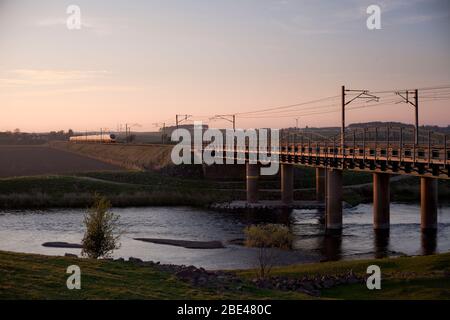 Virgin Trains Alstom Pendolino Zug nähert sich Float Viaduct über den Fluss Clyde, Carstairs auf der Westküste Hauptlinie in Schottland Stockfoto