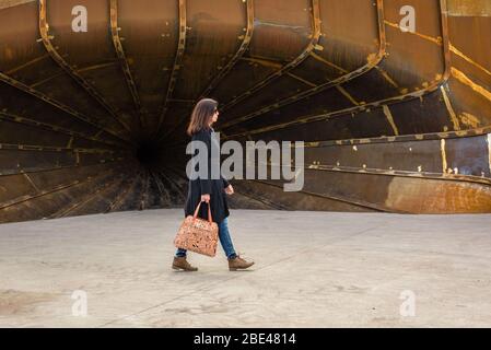 Eine Touristenin bewegt sich durch die beeindruckende Kunst und Architektur des Mueum of Old and New Art in Hobart, Tasmanien. Stockfoto