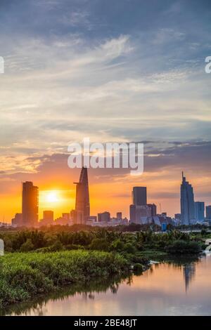 Sonnenuntergang über Ho Chi Minh City mit Wolkenkratzern in der Skyline; Ho Chi Minh City, Vietnam Stockfoto