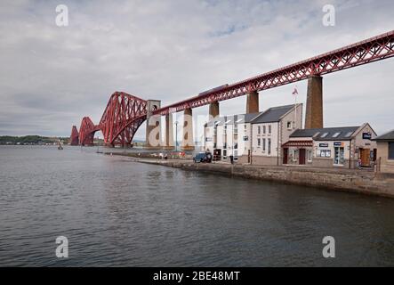 Abellio Scotrail Klasse 158 Sprinterzug über die vierte Eisenbahnbrücke bei South Queensferry. Stockfoto