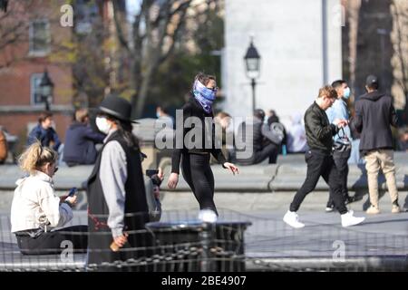 New York, USA. April 2020. Atmosphäre im Washington Square Park in Manhattan in New York City in den Vereinigten Staaten ist New York City das Epizentrum der Coronavirus-Pandemie Quelle: William Volcov/ZUMA Wire/Alamy Live News Stockfoto