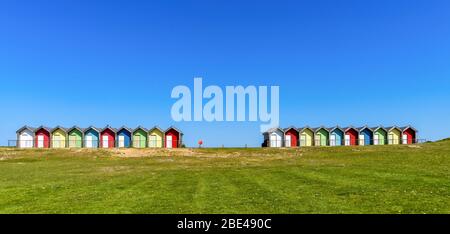 Bunt bemalte Strukturen für Umziehen am Strand an der Küste; Blyth, Northumberland, England Stockfoto