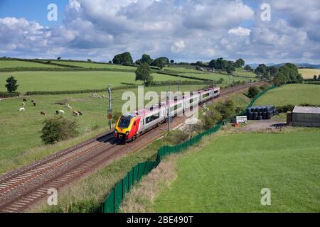 Virgin Züge der Baureihe 221 Bombardier voyager Dieselzug 221104 auf der elektrifizierten Westküstenlinie in Cumbria Stockfoto