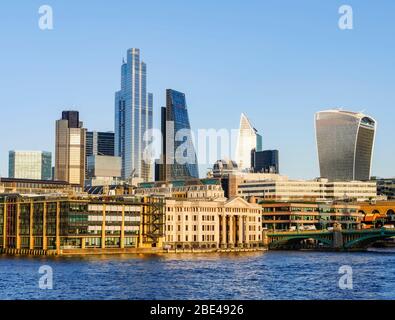 Stadtbild und Skyline von London mit 20 Fenchurch, 22 Bishopsgate und verschiedenen anderen Wolkenkratzern und der Themse im Vordergrund Stockfoto