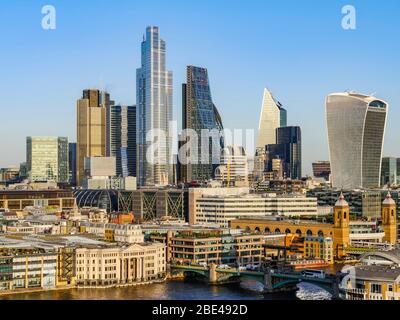 Stadtbild und Skyline von London mit 20 Fenchurch, 22 Bishopsgate und verschiedenen anderen Wolkenkratzern und der Themse im Vordergrund Stockfoto