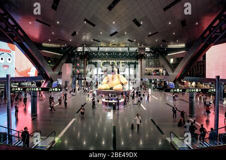 Haupthalle vom internationalen Flughafen Hamad in Doha, Katar Stockfoto