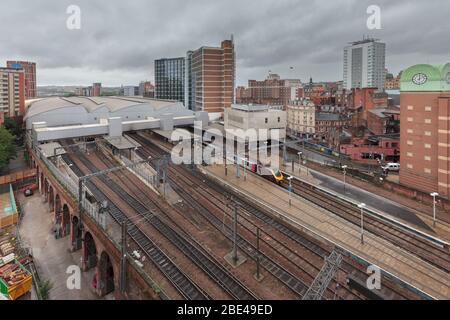 Arriva Crosscountry Züge der Klasse 220 voyager am Bahnhof Leeds im Stadtzentrum Stockfoto