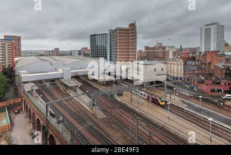 Arriva Crosscountry Züge der Klasse 220 voyager am Bahnhof Leeds im Stadtzentrum Stockfoto
