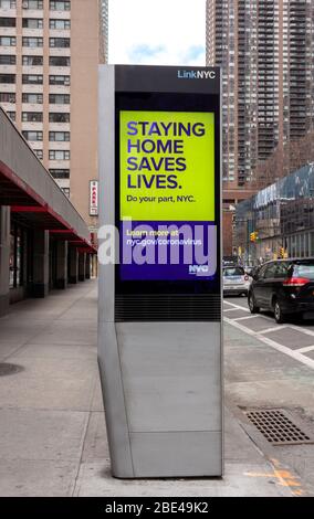 Eine öffentliche Bekanntmachung auf einem digitalen Straßenschild der regierung von nyc besagt, dass ein Aufenthalt zu Hause während der Coronavirus- oder Covid-19-Pandemie Leben rettet Stockfoto