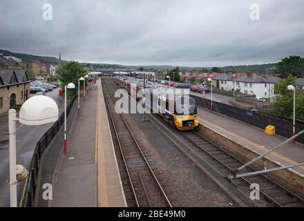 Nordbahn Siemens / CAF Klasse 333 Elektrozug 333016 am Ilkley Bahnhof warten auf Abfahrt Stockfoto