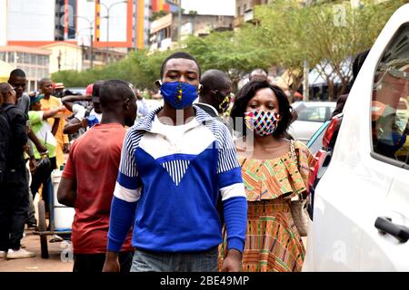 Yaounde. April 2020. Menschen tragen Stoffmaske, um sich gegen die COVID-19 in Yaounde, Kamerun, am 9. April 2020 zu schützen. In jüngster Zeit ist das Tragen einer Schutzmaske für alle Kameruner, die sich an bestimmte Krankenhäuser und öffentliche Einrichtungen wie das General Hospital of Yaounde und Regierungsstellen im Südwesten des Landes nähern möchten, obligatorisch geworden. Kredit: Jean Pierre Kepseu/Xinhua/Alamy Live News Stockfoto