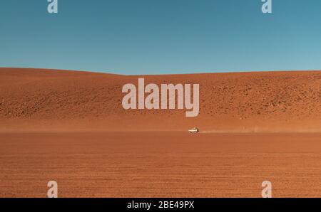 Abenteuer mit Allradantrieb in der Siloli-Wüste, Uyuni Salt Flat Region, Bolivien. Stockfoto