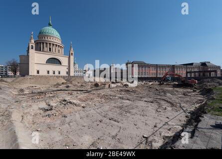 08. April 2020, Brandenburg, Potsdam: Ausgrabungen auf dem Gelände des im Krieg zerstörten Stadtpalastes am Alten Markt westlich der Nikolaikirche. Archäologische Funde müssen hier in mühsamer Handarbeit entdeckt und geborgen werden und zeugen von der Entwicklung des Gebietes, lange bevor die Stadt gegründet wurde. So wurden auf der östlichen Seite des Alten Marktplatzes Gräber mit Bronzenadeln, Ringen und Spiralen gefunden. Nach Abschluss der Ausgrabungen soll in den nächsten Jahren auf dem Gelände der ehemaligen Fachhochschule ein städtisches Stadtzentrum errichtet werden. Foto: Soe Stockfoto