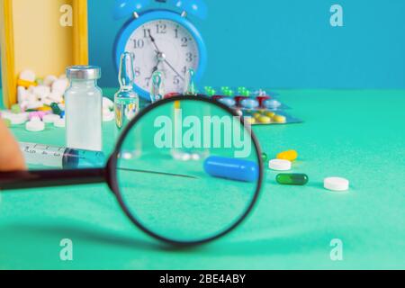 Konzept der pharmazeutischen Forschung und klinischen Studien. Medizin Fläschchen für die Injektion mit Impfstoff und neue Apotheke Medikament in Pillen und Spritze unter Stockfoto