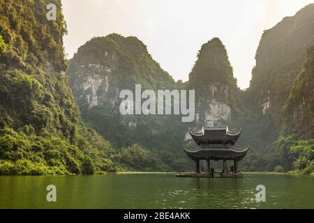 Ninh Binh Landschaft mit Karstformationen; Ninh Binh Provinz, Vietnam Stockfoto