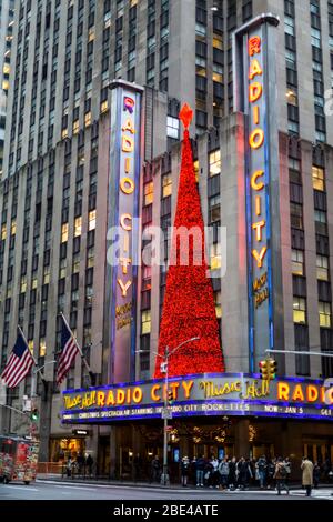 Radio City Music Hall zu Weihnachten dekoriert und Touristen versammelt An der Ecke der Kreuzung vor dem Eingang Stockfoto