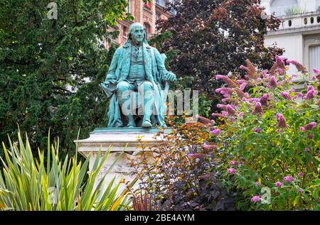 Benjamin Franklin Statue in einem Garten mit Bäumen und blühenden Pflanzen; Paris, Frankreich Stockfoto