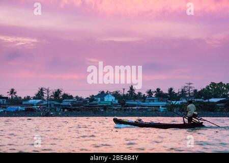 Cai Rang Floating Market im Hau River in der Abenddämmerung, Mekong Delta; Can Tho, Vietnam Stockfoto