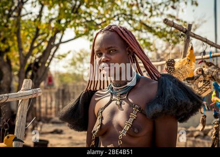 Himba Frau verkauft Kunsthandwerk am Anderson Gate von Etosha, Etosha Nationalpark; Namibia Stockfoto