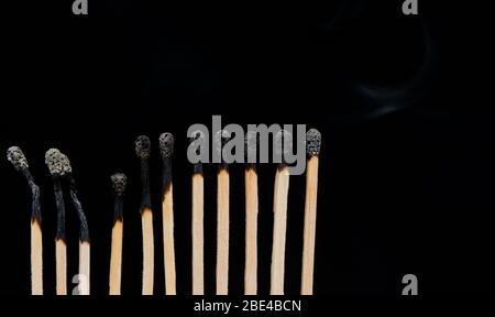 Streichhölzer verbrannten vor dem Hintergrund Stockfoto