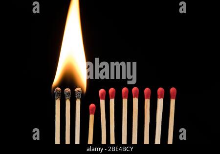 Streichhölzer brennen vor dem Hintergrund, ein Stück herunterfallen verhindert das Feuer an der Ausbreitung Stockfoto