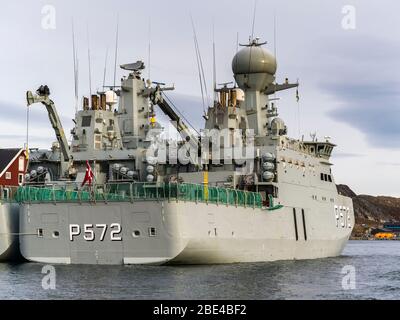 Zwei Schiffe der Marine dockten in einem Hafen an; Nuuk, Sermersooq, Grönland Stockfoto