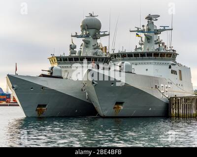 Zwei Schiffe der Marine dockten in einem Hafen an; Nuuk, Sermersooq, Grönland Stockfoto