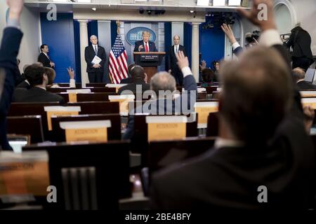 Washington, Vereinigte Staaten Von Amerika. April 2020. Präsident Donald J. Trump, zusammen mit Vizepräsident Mike Pence und Labour Secretary Eugene Scalia, nimmt Fragen von Reportern während einer Coronavirus Update Briefing Donnerstag, 9. April 2020, im James S. Brady Press Briefing Room des Weißen Hauses. Personen: Präsident Donald Trump Kredit: Storms Media Group/Alamy Live News Stockfoto