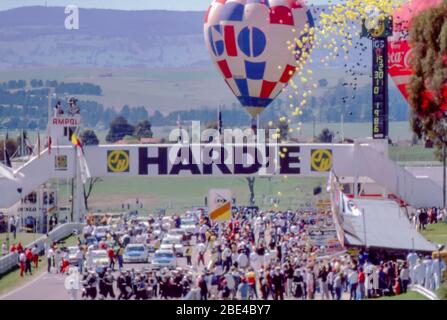 Bathurst, Australien, 5. Oktober 1986: Eine australische Navy-Band verlässt die Strecke, nachdem sie vor dem Start des 1986 James Hardie (Bathurst) 1000 Motorrades die Nationalhymne gespielt hat. Das Langstreckenrennen auf einer modifizierten öffentlichen Straße ist ein landesweit beliebtes Ereignis, wurde aber 86 getrübt, als in der 5. Runde ein Fahrer mit einer Geschwindigkeit von über 260 km/h zusammenbrach und kurz darauf starb. Der Fahrer Mike Burgmann starb als erster in der Renngeschichte während des Rennens, doch 17 weitere Teilnehmer starben vor und nach in unterschiedlichen Rennformaten Stockfoto