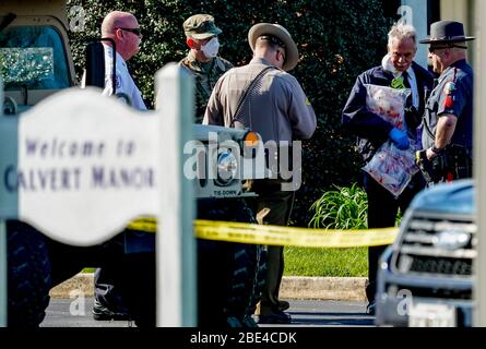 Rising Sun, MD, USA. April 2020. 11. April 2020: Mitglieder eines COVID-19 Strike Teams gingen nach einem Ausbruch des Coronavirus in das Pflegeheim und Rehabilitationszentrum des Manors Calvert, um mindestens 16 Bewohner der Einrichtung zu heimzufinden. Zusätzlich zu den Ärzten und Krankenschwestern der Nationalgarde, die Teil des Strike Teams waren, sperrten lokale Sheriffs die Einrichtung ab, um den Mitgliedern zu ermöglichen, den Ausbruch im Pflegeheim in Rising Sun in Cecil County, Maryland, am 11. April 2020 zu behandeln. Scott Serio/ESW/CSM/Alamy Live News Stockfoto