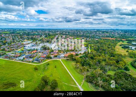 Rowille Vorort in Melbourne, Australien - Luftaufnahme an bewölkten Tagen Stockfoto