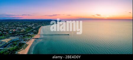 Luftpanorama mit herrlichem Sonnenuntergang über der Frankston Waterfront in Melbourne, Australien Stockfoto