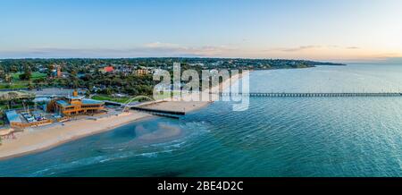 Frankston Yacht Club, Fußgängerbrücke und Pier bei Sonnenuntergang in Melbourne, Australien - weite Luft Panorama Landschaft Stockfoto