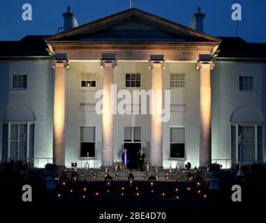 Der irische Präsident Michael D. Higgins (R) und seine Frau Sabina Mary Higgins nehmen an der landesweiten Kampagne "Shine your Light" am 11. April 2020 in Dublin, Irland, Teil. Eine landesweite Kampagne "Shine your Light" wurde am Samstagabend in ganz Irland abgehalten, um Hoffnung und Solidarität im Kampf gegen die COVID-19-Pandemie zu zeigen, berichtete der irische nationale Radio- und Fernsehsender RTE. Stockfoto