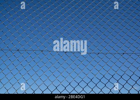 Stahlgitter mit blauem Himmel unter blauem Himmel. Stockfoto