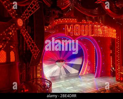 NEW YORK, NEW YORK - SEPTEMBER 09: Allgemeine Atmosphäre vor dem Blondes x Moulin Rouge das Musical während der New York Fashion Week. Stockfoto