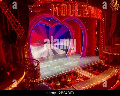 NEW YORK, NEW YORK - SEPTEMBER 09: Allgemeine Atmosphäre vor dem Blondes x Moulin Rouge das Musical während der New York Fashion Week. Stockfoto