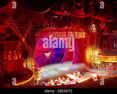 NEW YORK, NEW YORK - SEPTEMBER 09: Allgemeine Atmosphäre vor dem Blondes x Moulin Rouge das Musical während der New York Fashion Week. Stockfoto