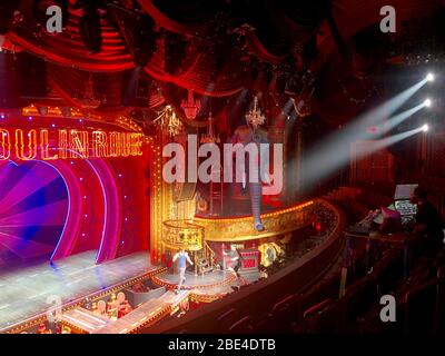 NEW YORK, NEW YORK - SEPTEMBER 09: Allgemeine Atmosphäre vor dem Blondes x Moulin Rouge das Musical während der New York Fashion Week. Stockfoto