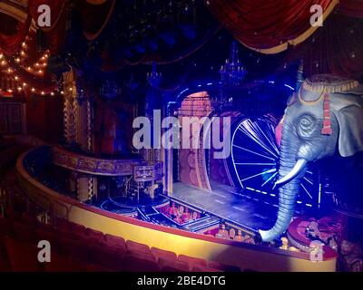NEW YORK, NEW YORK - SEPTEMBER 09: Allgemeine Atmosphäre vor dem Blondes x Moulin Rouge das Musical während der New York Fashion Week. Stockfoto