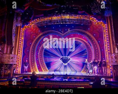 NEW YORK, NEW YORK - SEPTEMBER 09: Allgemeine Atmosphäre vor dem Blondes x Moulin Rouge das Musical während der New York Fashion Week. Stockfoto