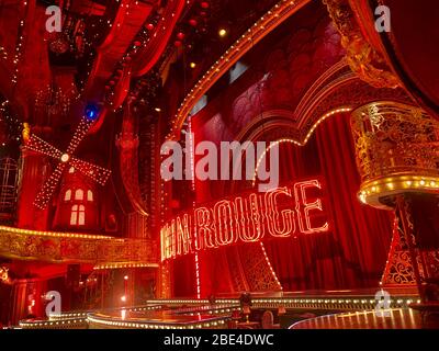 NEW YORK, NEW YORK - SEPTEMBER 09: Allgemeine Atmosphäre vor dem Blondes x Moulin Rouge das Musical während der New York Fashion Week. Stockfoto