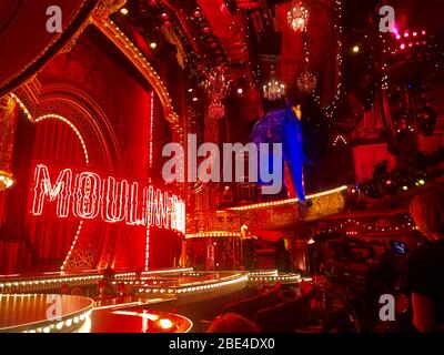 NEW YORK, NEW YORK - SEPTEMBER 09: Allgemeine Atmosphäre vor dem Blondes x Moulin Rouge das Musical während der New York Fashion Week. Stockfoto