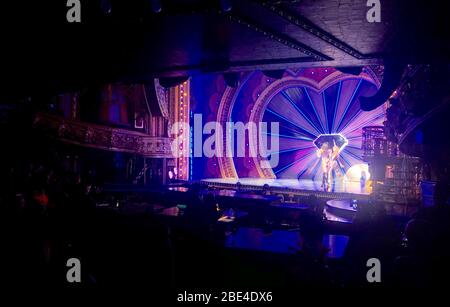 NEW YORK, NEW YORK - SEPTEMBER 09: Allgemeine Atmosphäre vor dem Blondes x Moulin Rouge das Musical während der New York Fashion Week. Stockfoto