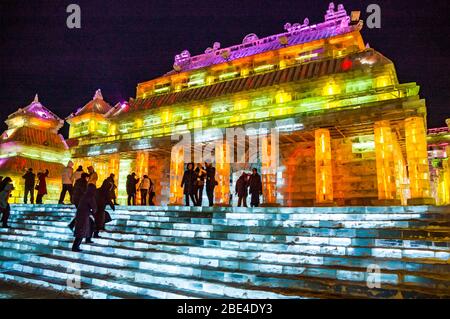 Eine Eisskulptur eines traditionellen chinesischen Gebäudes in der Snow & Ice World in Harbin, Provinz Heilongjiang, China. Stockfoto