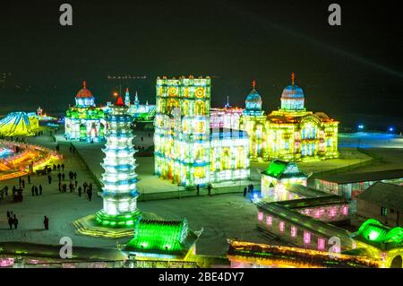 Eine Übersicht über die Schnee- und Eiswelt in Harbin mit Eisskulpturen von Kirchen. Stockfoto