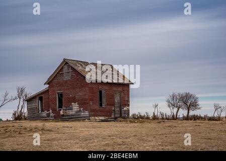 Ein verlassenes rotes Ziegelhaus in einem Bauernhof in der Nähe von Coderre, Saskatchewan Stockfoto