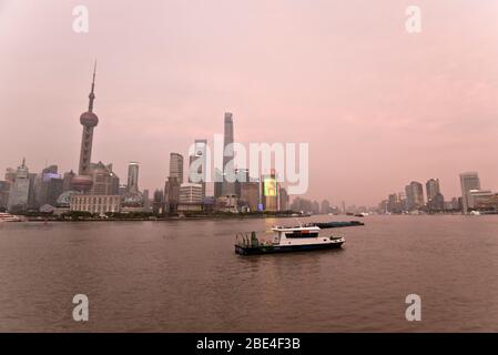 Shanghais Skyline von Pudong überragt den Huangpu-Fluss und den Bund. China Stockfoto